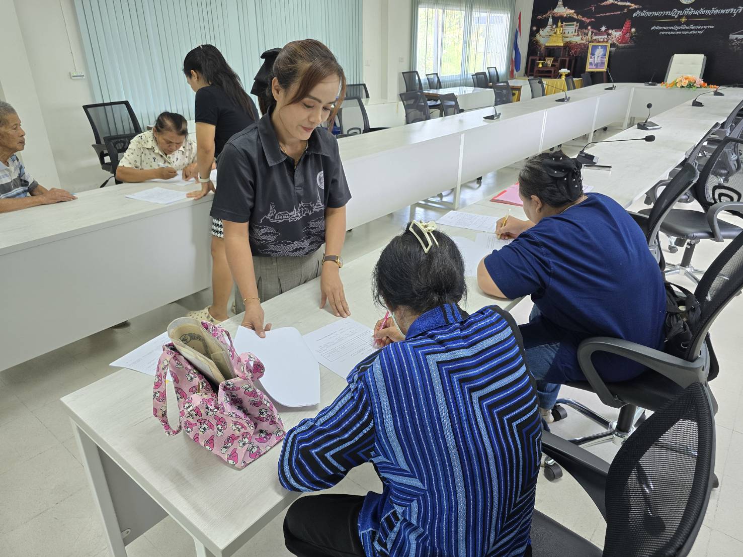 title - ปฏิรูปที่ดินจังหวัดเพชรบุรี มอบหมายกลุ่มการเงินบัญชีและจัดเก็บผลประโยชน์ ดำเนินการจัดทำสัญญากู้ยืมเงินกองทุนการปฏิรูปที่ดินเพื่อเกษตรกรรม และมอบสินเชื่อให้แก่เกษตรกรในเขตปฏิรูปที่ดินจังหวัดเพชรบุรี จำนวน 1 กลุ่ม 3 ราย วงเงินสินเชื่อรวม 90,000 บาท (เก้าหมื่นบาทถ้วน)